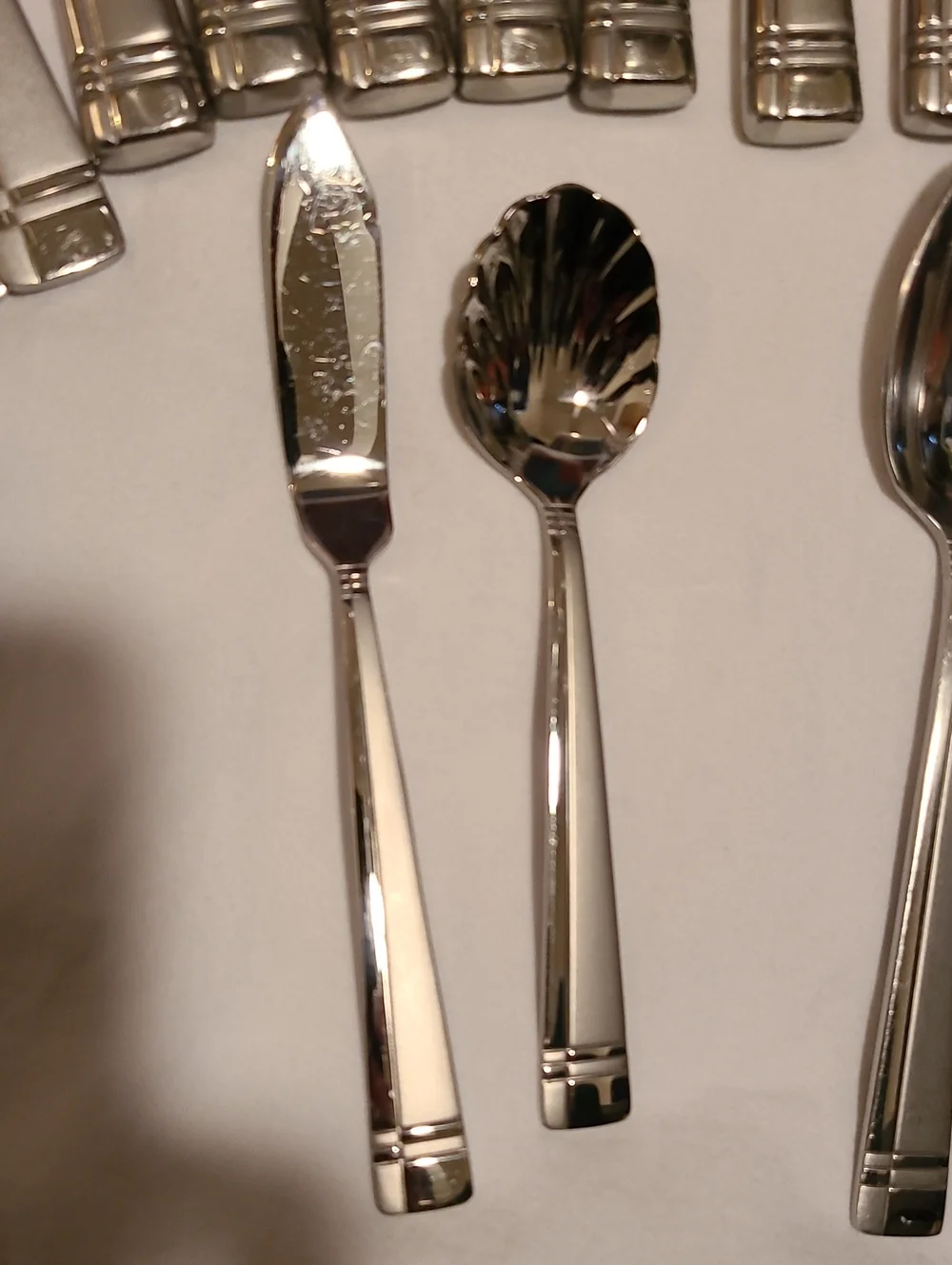 Oneida Amsterdam 18/10 Flatware Silverware Fork Knife Spoon Frosted Accent